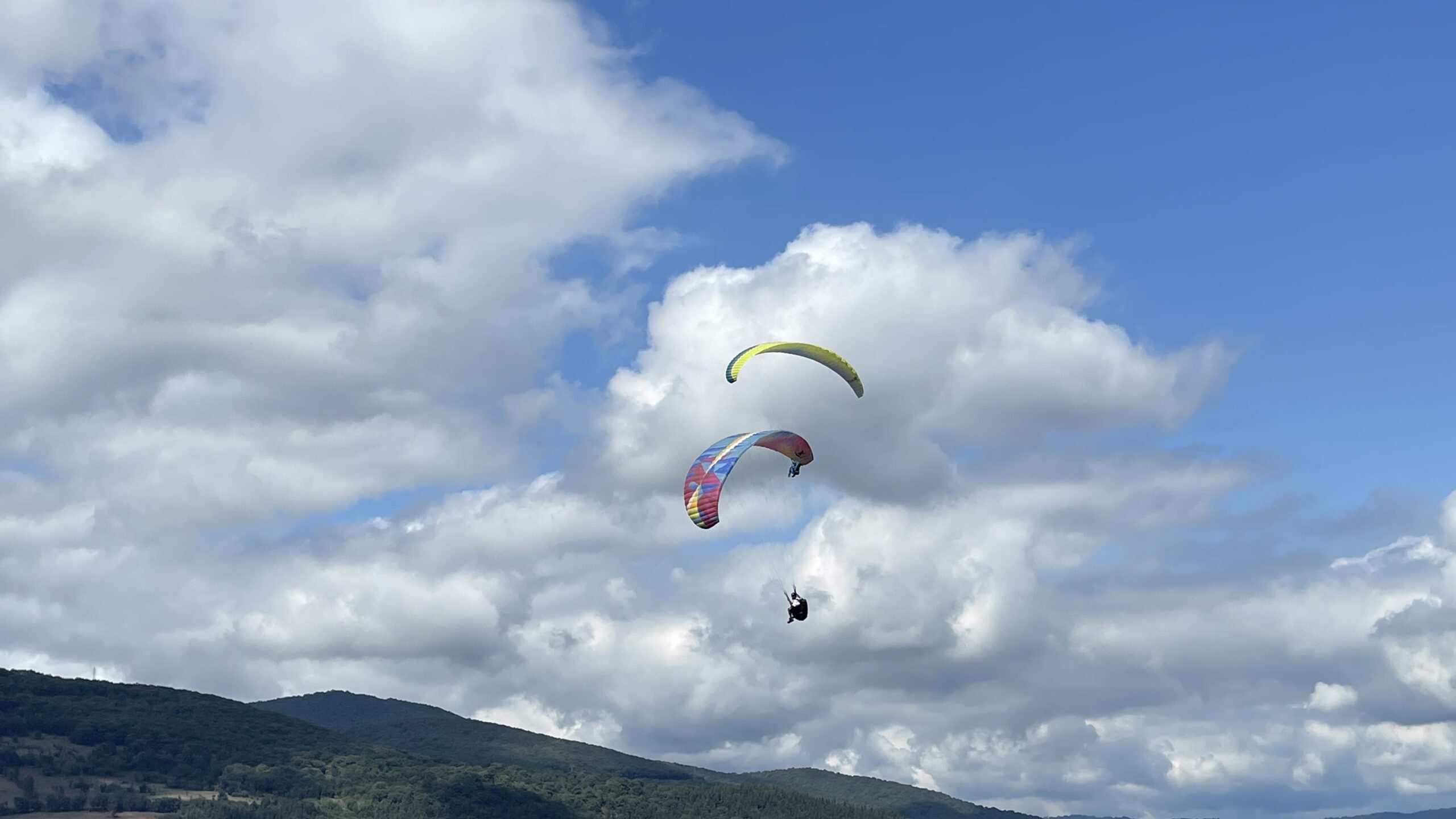 دو خلبان پاراگلایدر در حال پرواز در آسمان