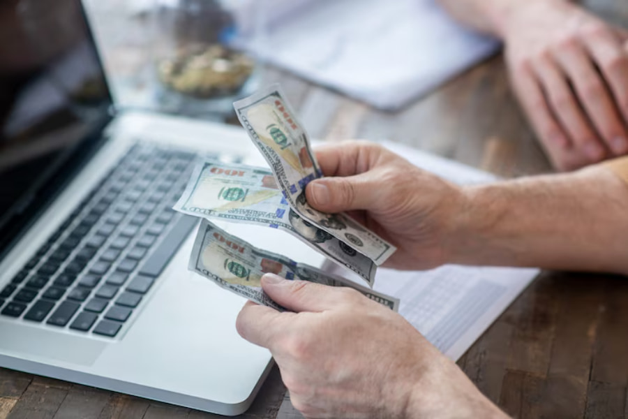 تعبیر خواب پول گرفتن نشونه ای از دریافت حمایت، فرصت های تازه یا پاداش برای تلاش هاییه که کردی.