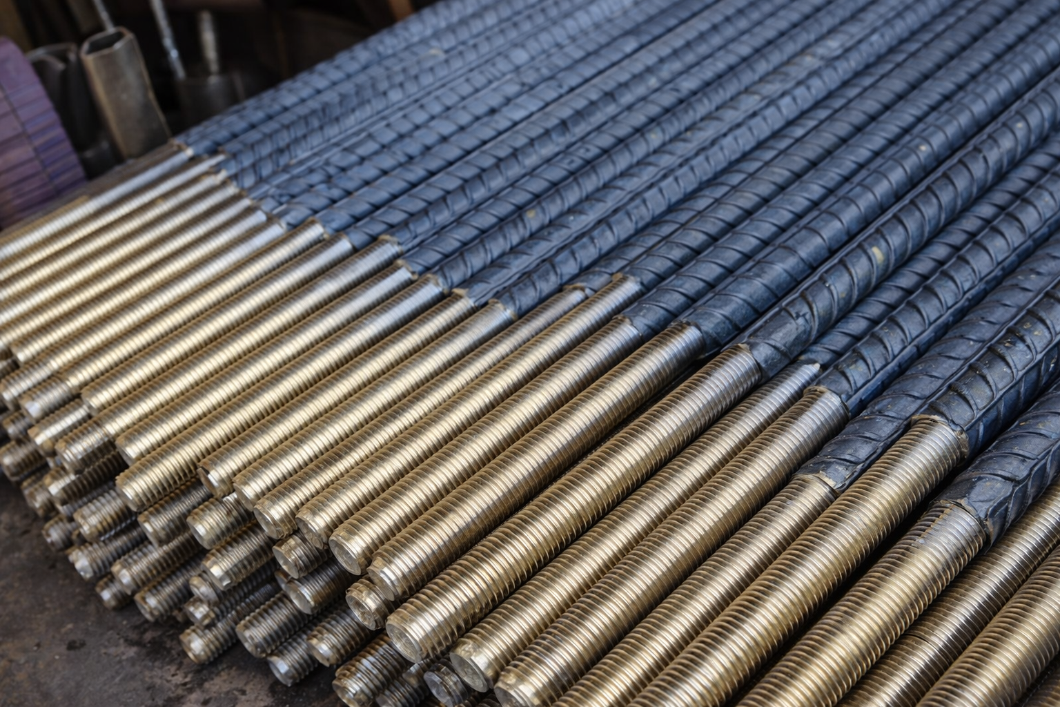 تولید بولت CK45 با پوشش گالوانیزه و داکرومات در کارخانه فرابولت برای دوام بیشتر در شرایط صنعتی و محیطهای خورنده