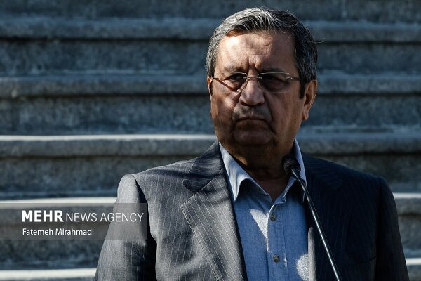 همتی: بانک‌ها همزمان با کنترل نقدینگی بر تأمین مالی تولید تمرکز کنند