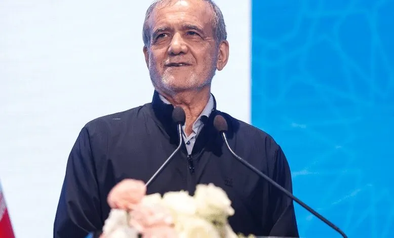 «مسعود پزشکیان» در جوانی و به همراه همسرش در کنار یک آبشار | عکس