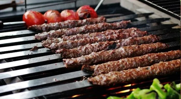 کباب کوبیده بازاری؛ تکنیکهایی که رستورانها پنهان میکنند!