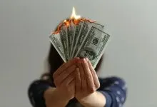 ۱۰ عادت رایج که بی‌سروصدا پول‌تان را هدر می‌دهند